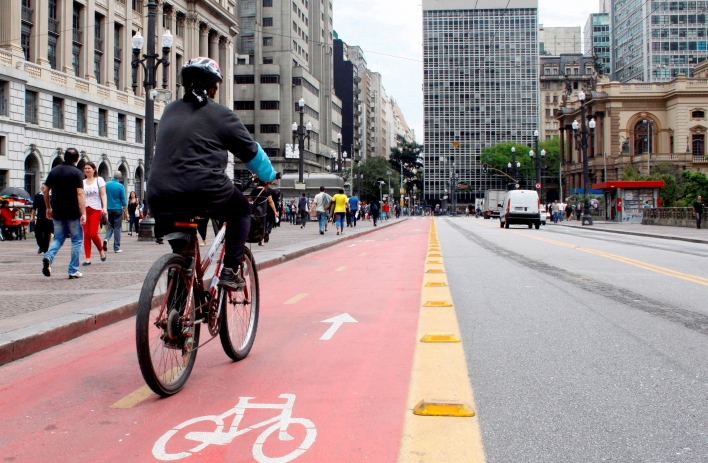 Pedalar pode servir como escape do sedentarismo e do trânsito intenso