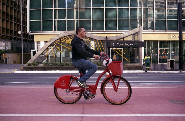SP precisa dar mais espaço para bicicleta e ônibus, diz diretor da SPTrans