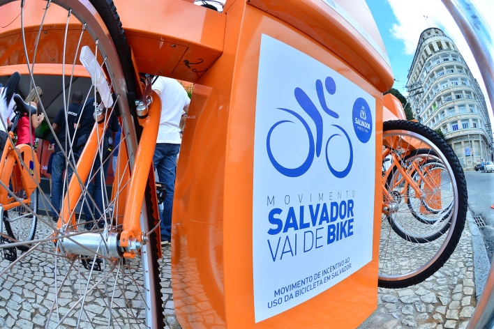 EM SALVADOR CRESCE O USO DA BICICLETA COMO MEIO DE TRANSPORTE