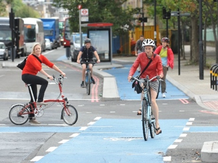 PREFEITO DE LONDRES PROMOVE INVESTIMENTO BILIONÁRIO NO USO DA BICICLETA