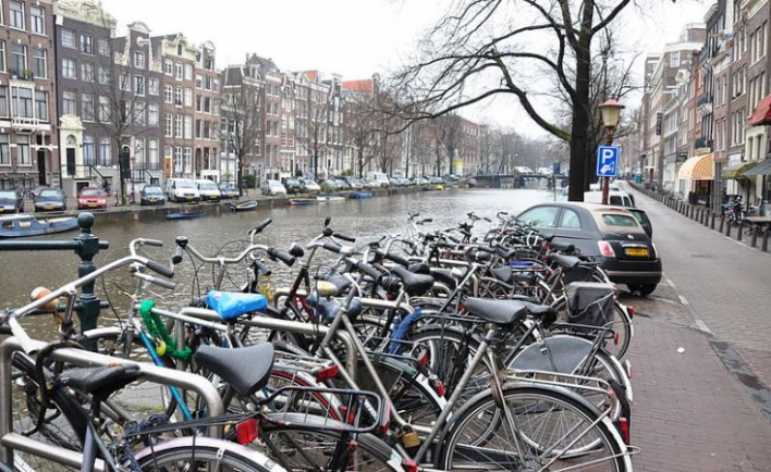 AMSTERDÃ DÁ SINAL VERMELHO AOS SISTEMAS DE COMPARTILHAMENTO SEM ESTAÇÕES