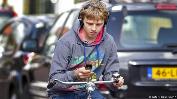 HOLANDA PROIBIRÁ USO DE CELULAR NA BICICLETA