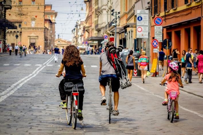 CIDADE ITALIANA PREMIA QUEM SE DESLOCA EM BICICLETA