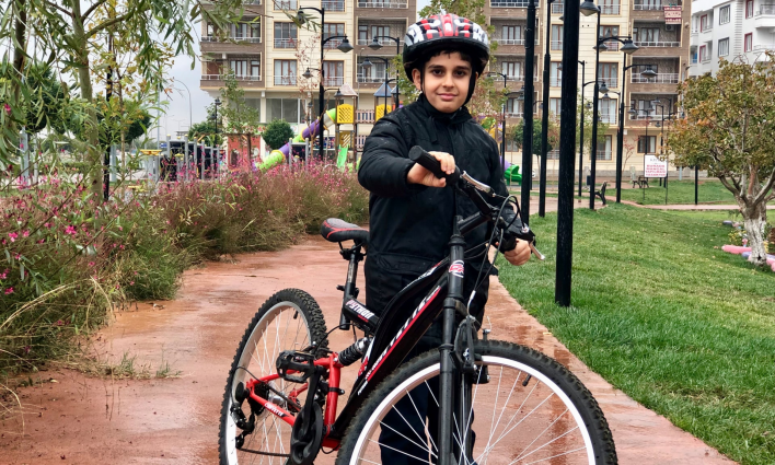 TROCA-SE CIGARROS POR BICICLETAS - SE UM FAMILIAR DEIXA DE FUMAR UMA CRIANÇA GANHA UMA BICICLETA