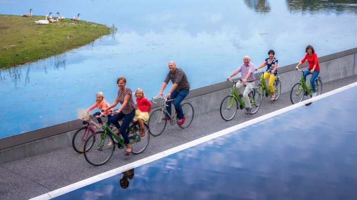 CICLOVIA  LEVA O CICLISTA A PEDALAR DENTRO DE UM LAGO