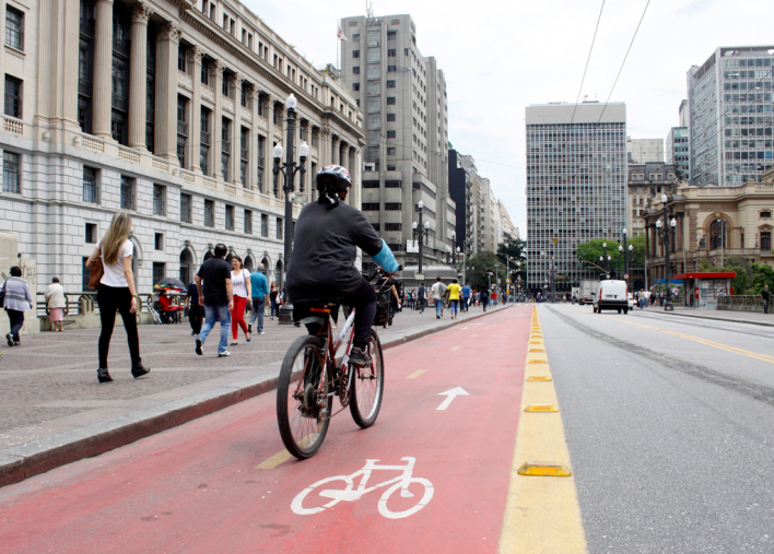 MAIS CICLISTAS CIRCULANDO PELAS ÁREAS CENTRAIS DA CIDADE DE SÃO PAULO