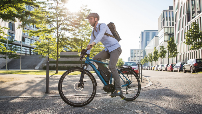 QUEM PEDALA UMA E-BIKE USA CADA VEZ MENOS O CARRO