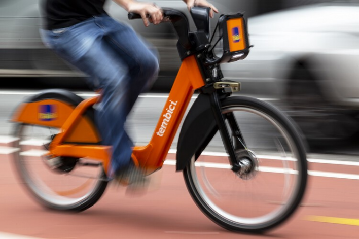 Estudo revela que e-bikes podem ser 66% mais rápidas do que carros em capitais do Brasil